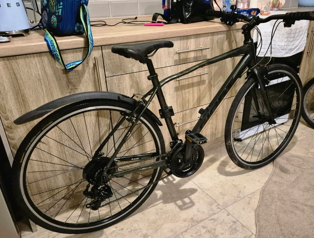 ADULTS GIANT ESCAPE 3 HYBRID BICYCLE FEATURING A L - Image 2