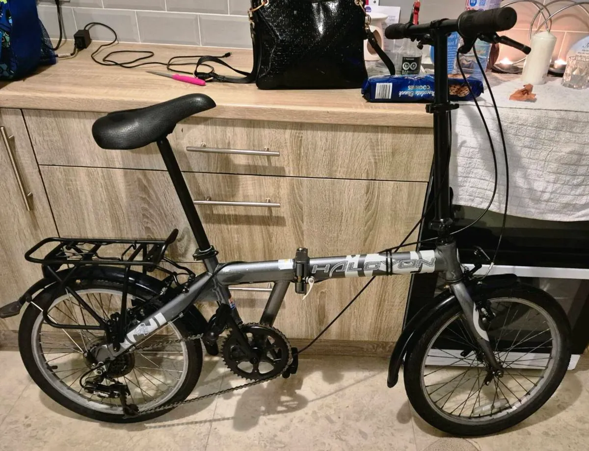 ADULTS FOLDING BICYCLE. MINT CONDITION, CAREFULLY - Image 4