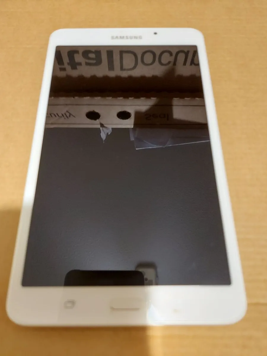 Samsung Galaxy Tab E, 8GB, in excellent condition - Image 2