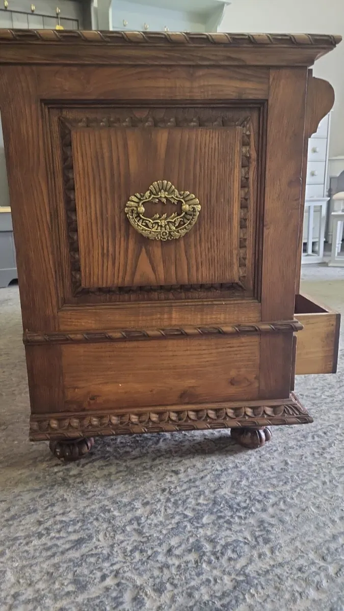 Early 1900s carved oak trunk with drawers - Image 4