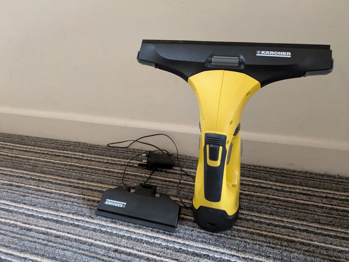 Kärcher WV5 Window Vac + Spray Bottle & Dual Heads - Image 1