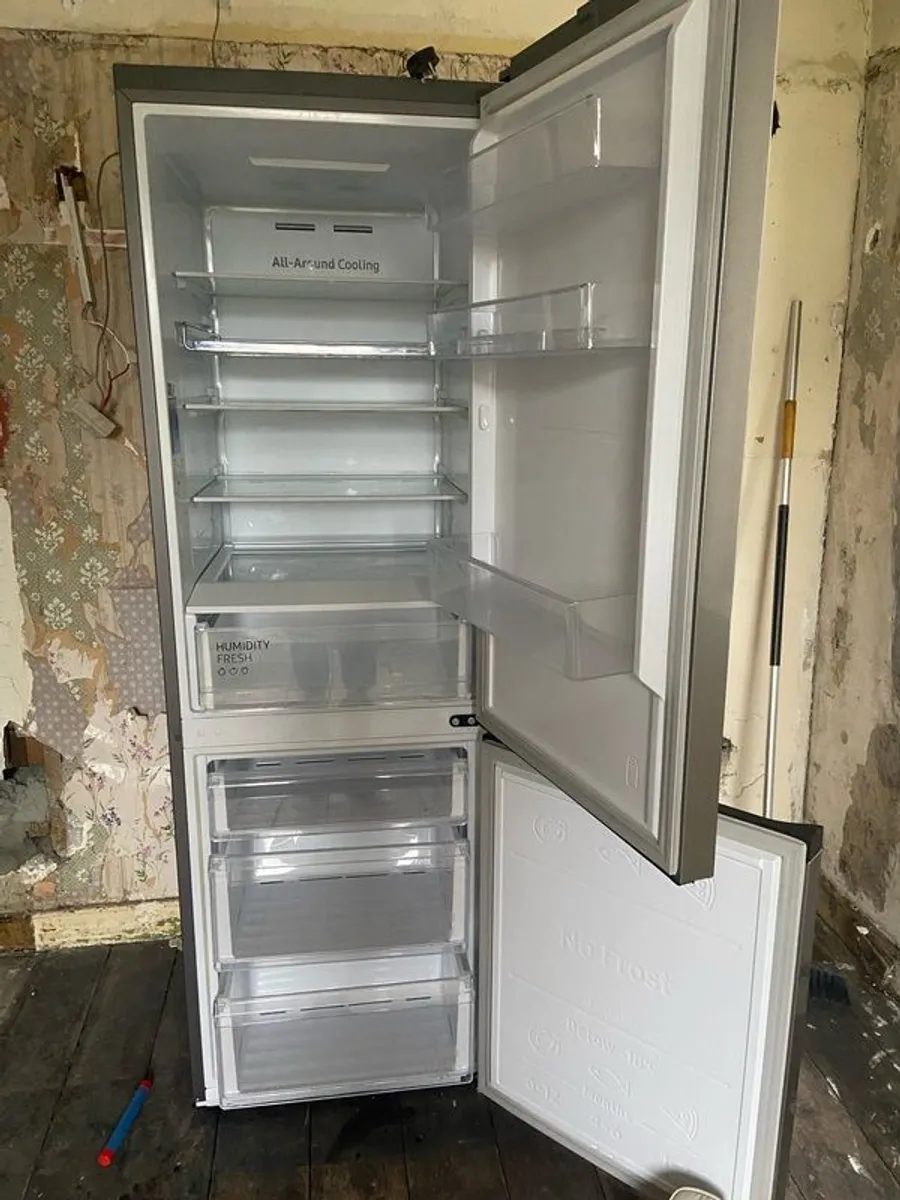 Samsung Series 6 Frost Free Freestanding Fridge Freezer Grey - Image 3