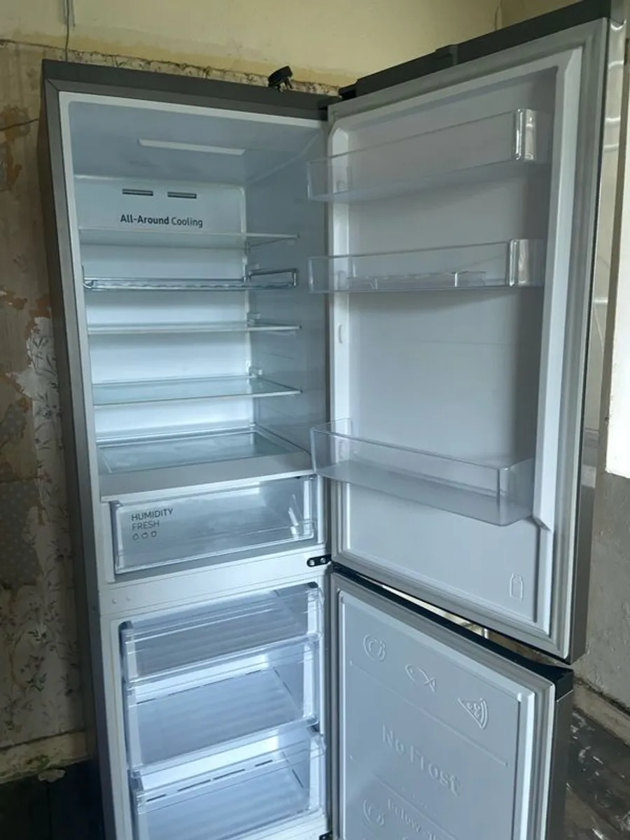 Samsung Series 6 Frost Free Freestanding Fridge Freezer Grey - Image 4