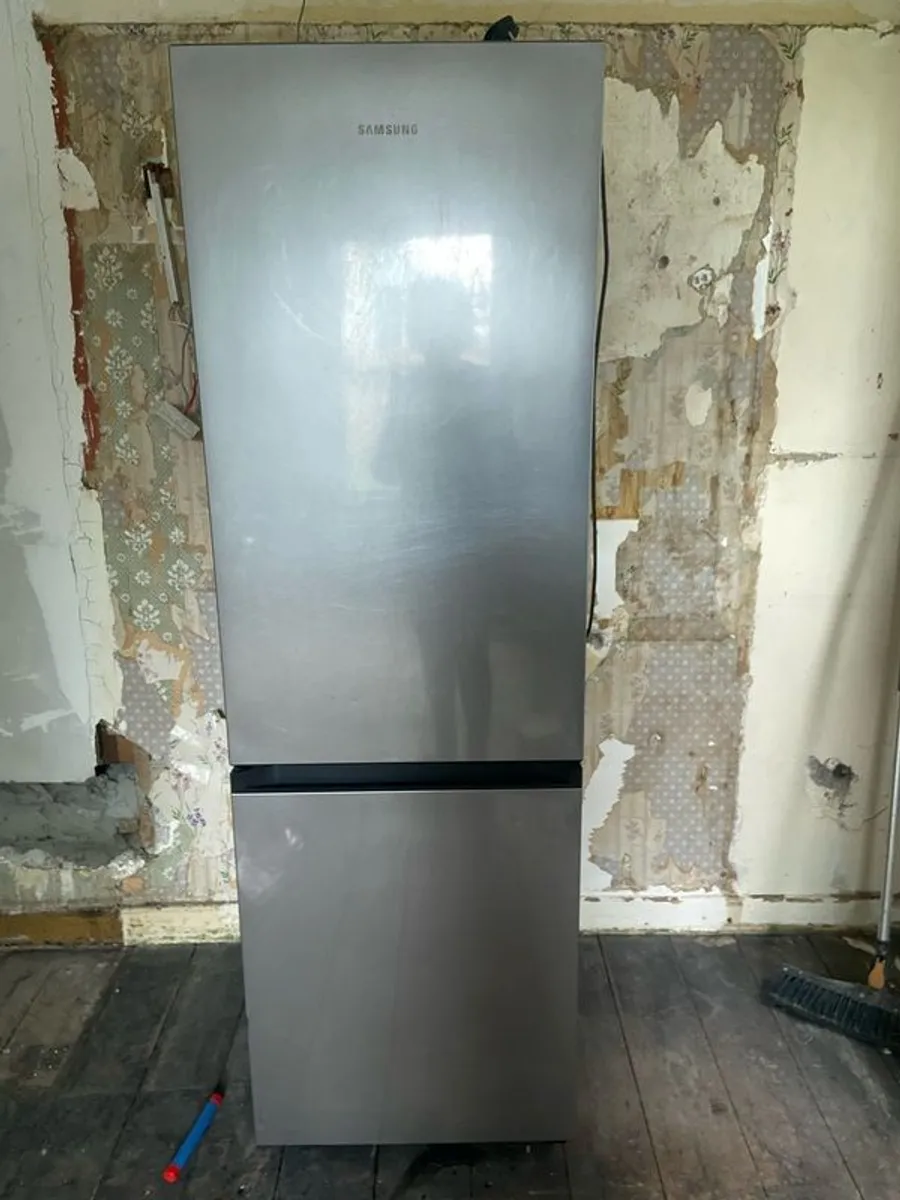 Samsung Series 6 Frost Free Freestanding Fridge Freezer Grey - Image 1