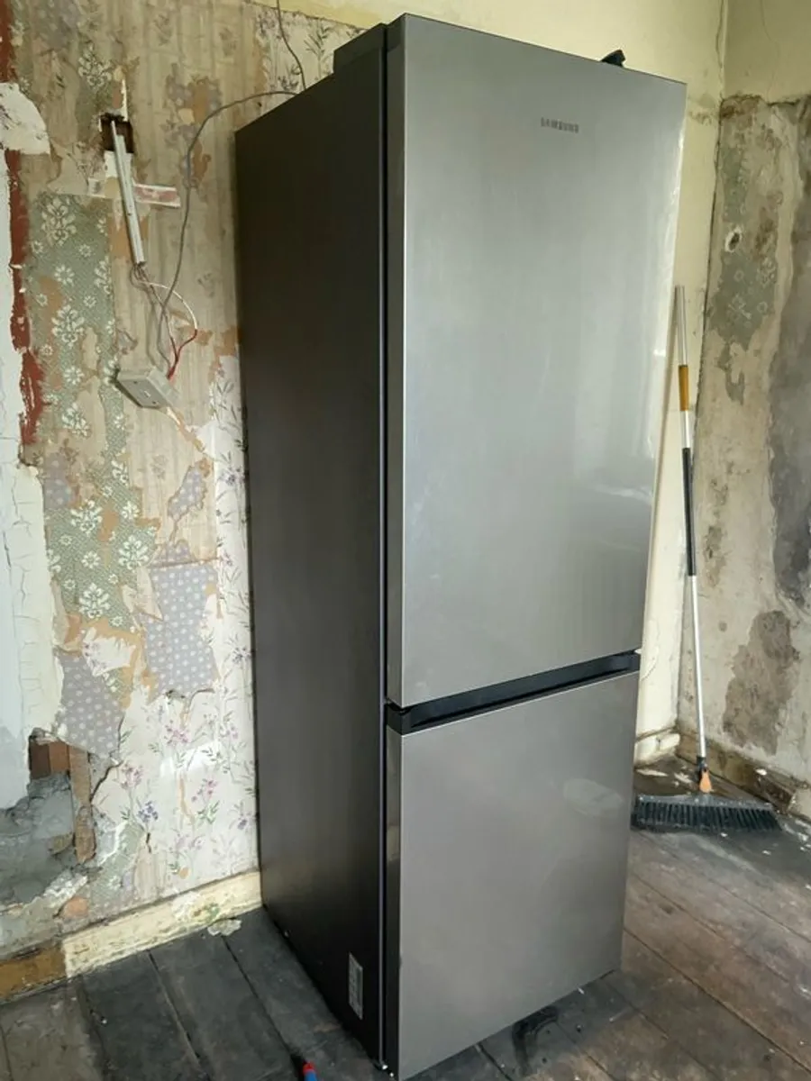 Samsung Series 6 Frost Free Freestanding Fridge Freezer Grey - Image 2