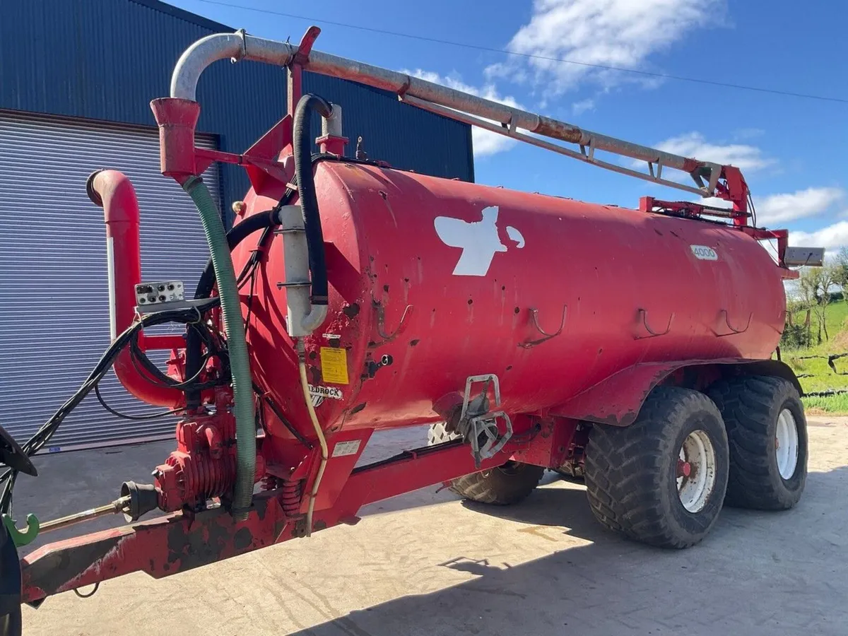 REDROCK 4000 GALLON TWIN AXLE SLURRY TANKER - Image 3