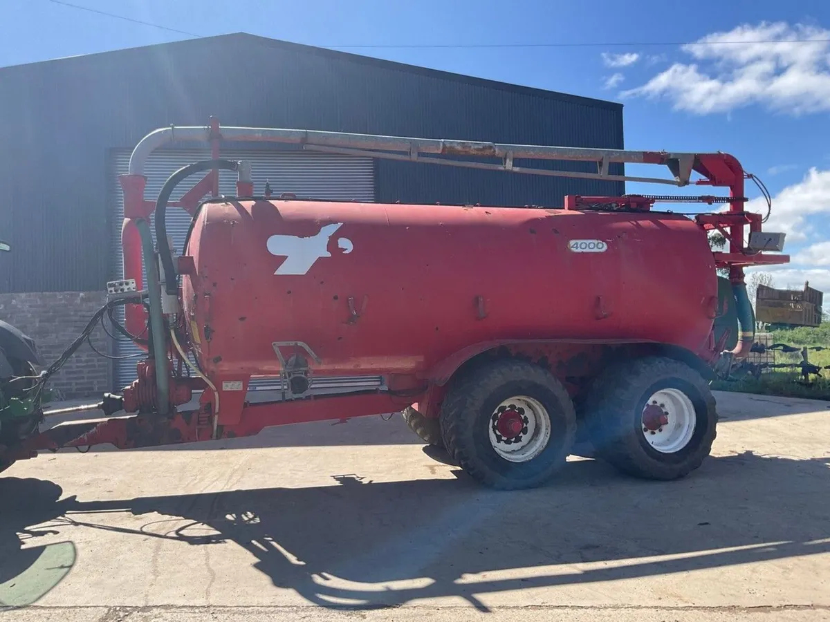 REDROCK 4000 GALLON TWIN AXLE SLURRY TANKER - Image 4