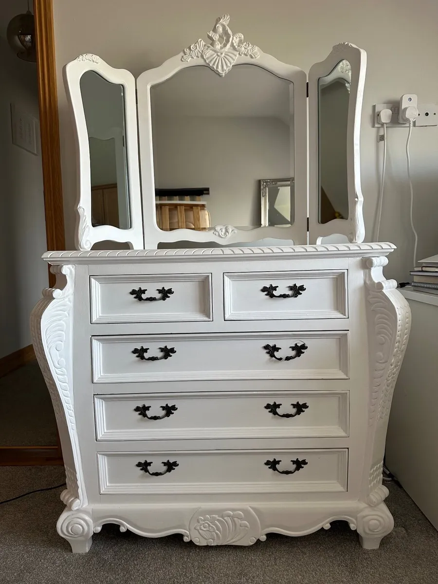 Bedside Lockers & Matching Chest of Drawers - Image 3