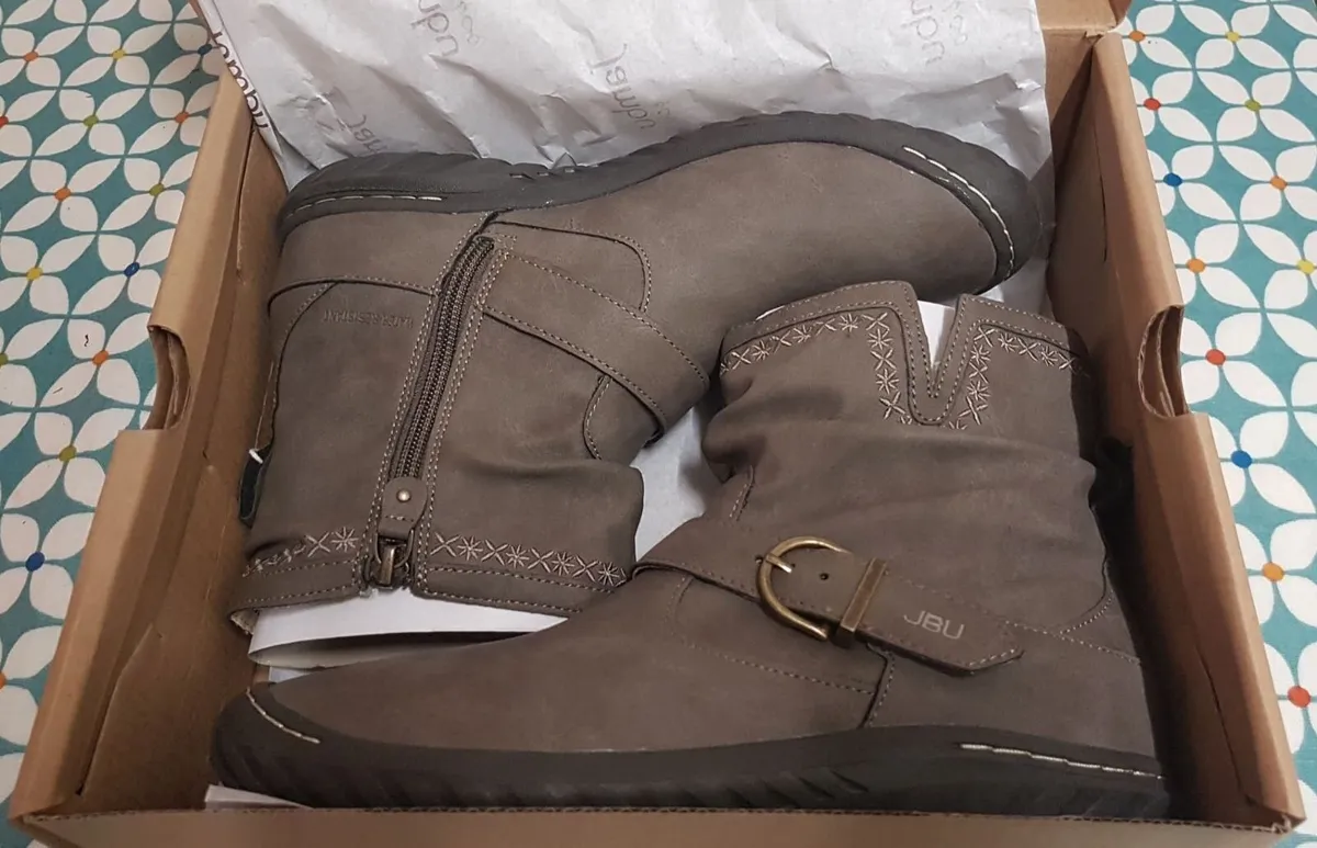 women's ankle boots size EU38 - brand new - Image 1
