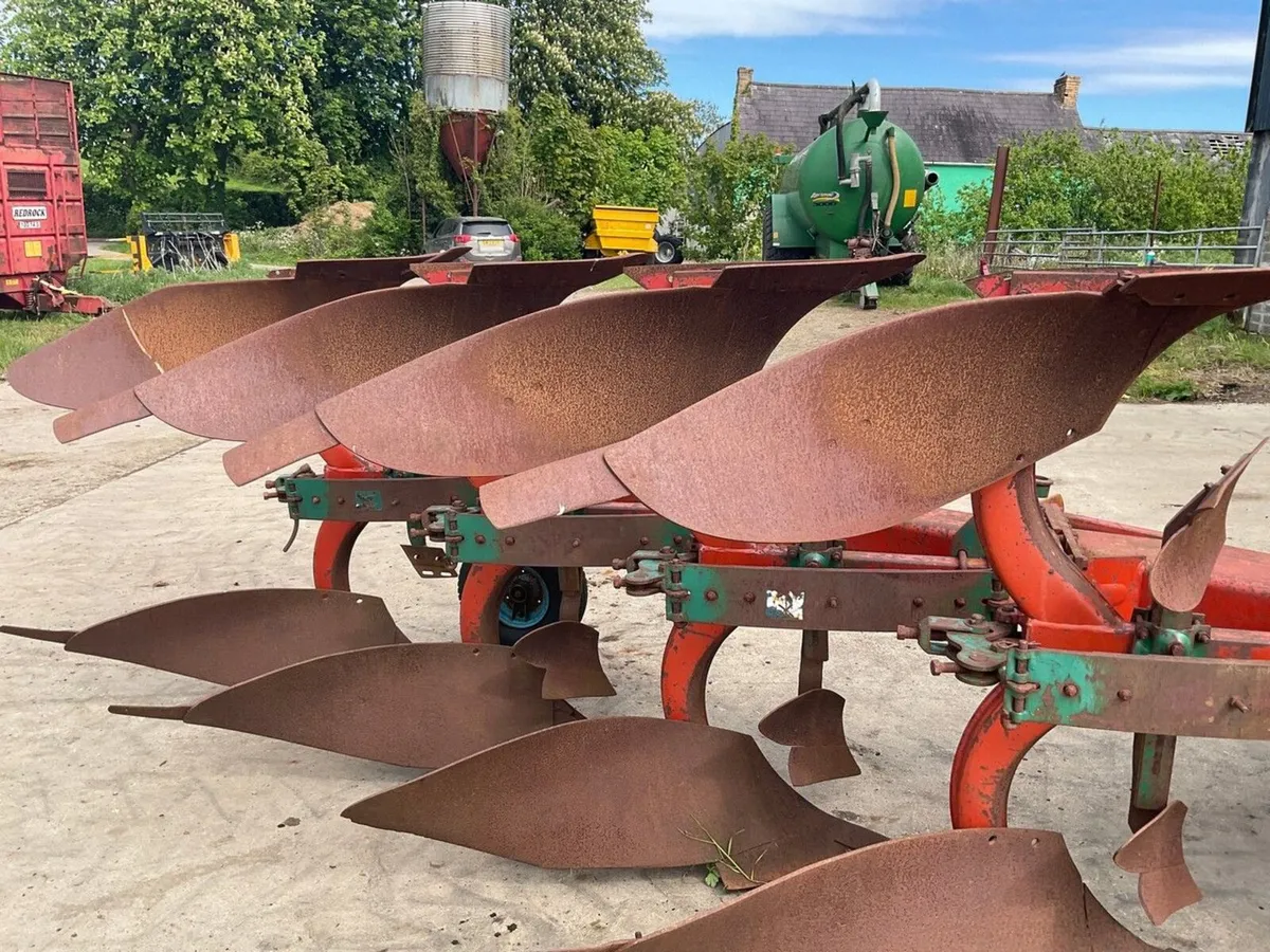 KVERNLAND 4 FUR REVERSIBLE PLOUGH - Image 3