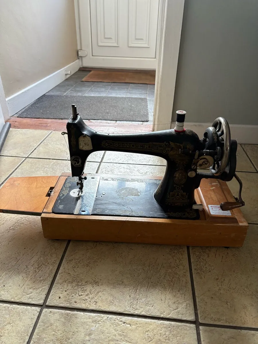 Singer sewing machine - Image 1