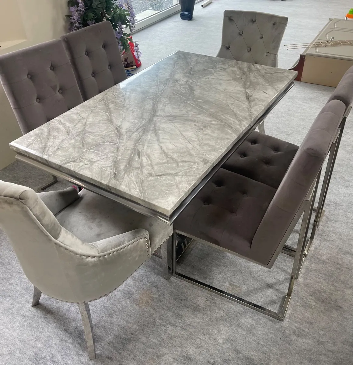 Table and chairs - Image 2