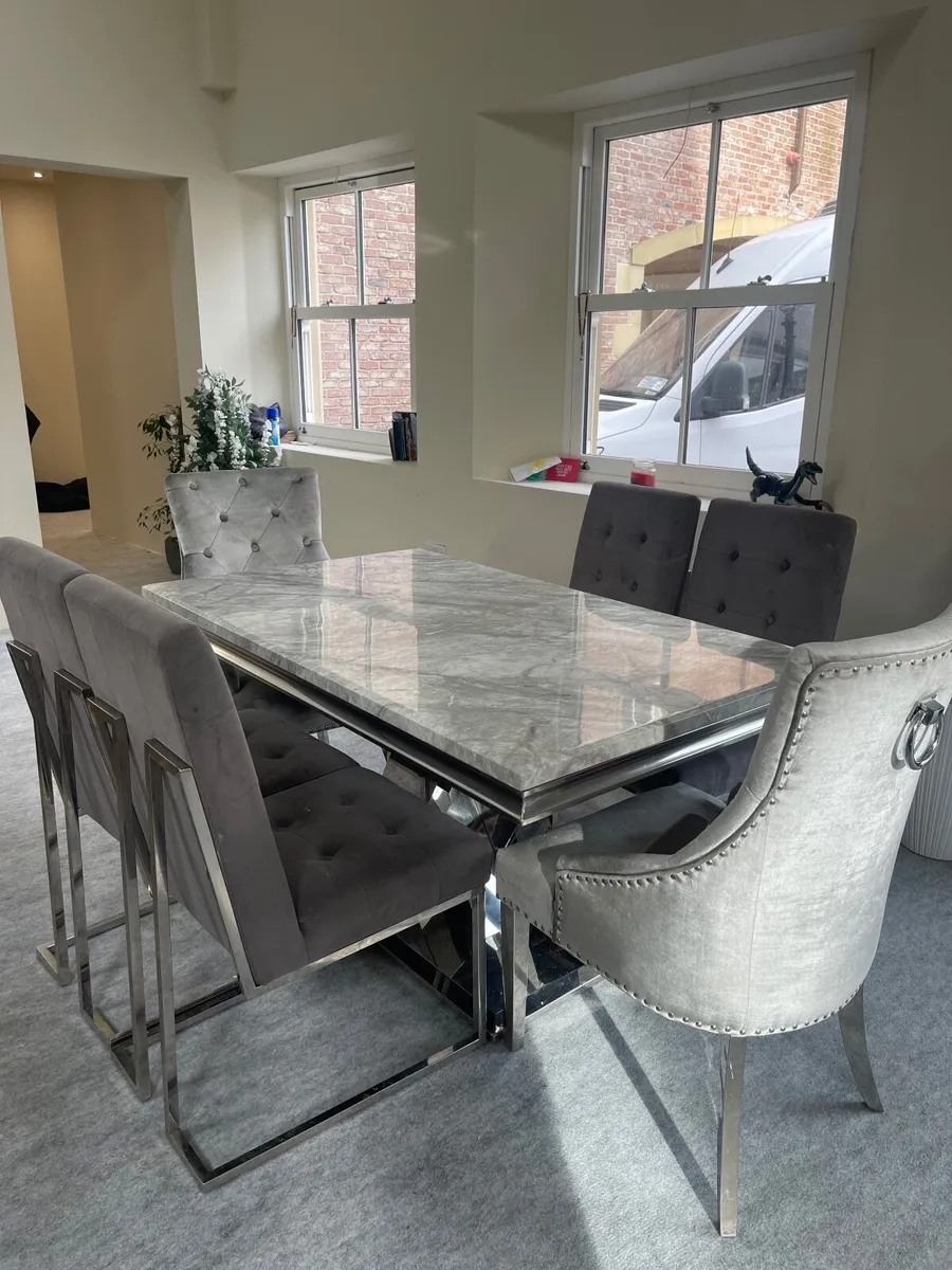 Table and chairs - Image 3