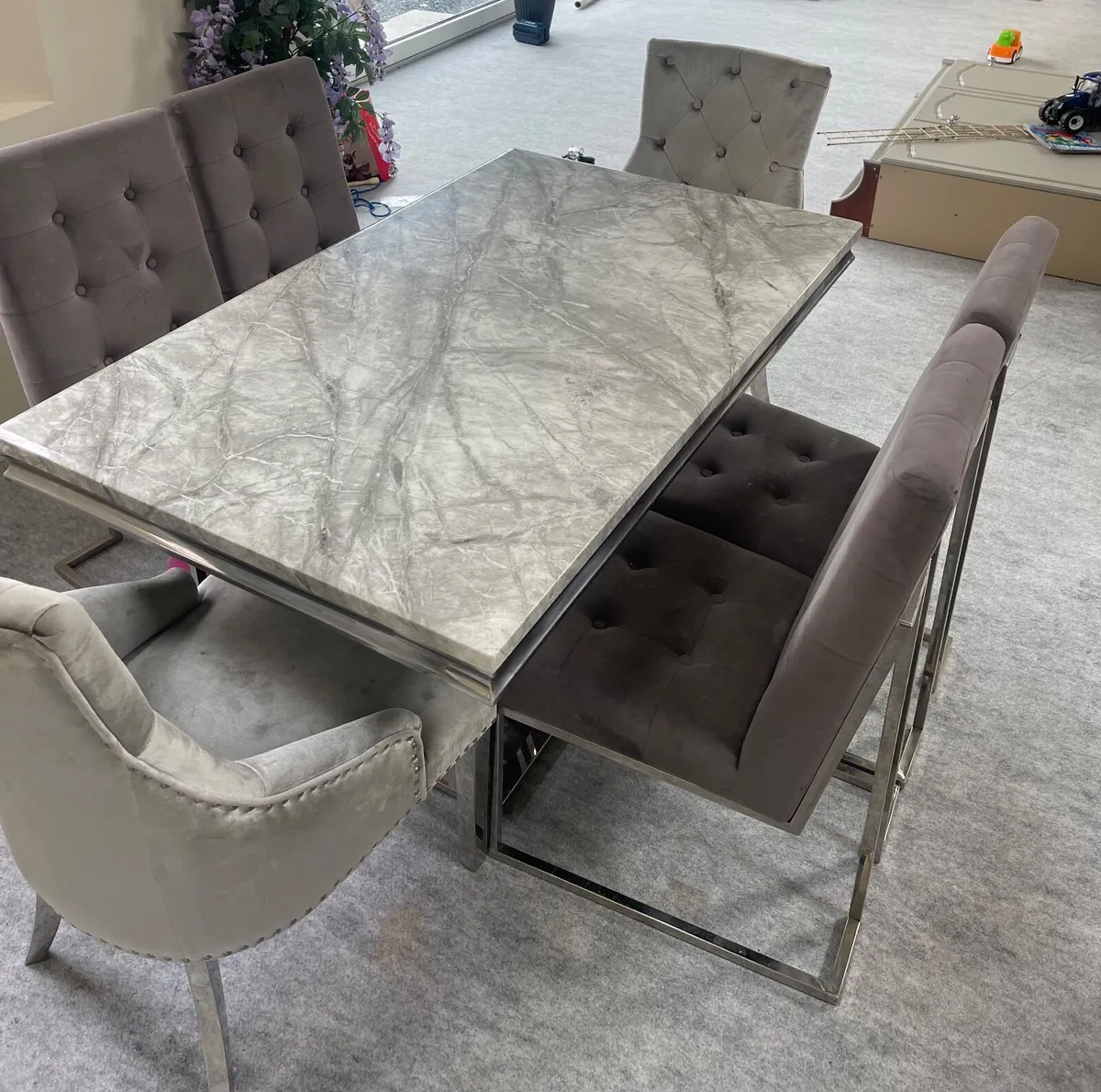 Table and chairs - Image 1