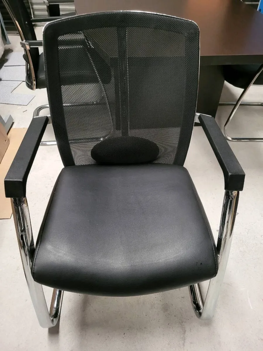2.7m x 1.2m Boardroom Table & Chairs. - Image 4