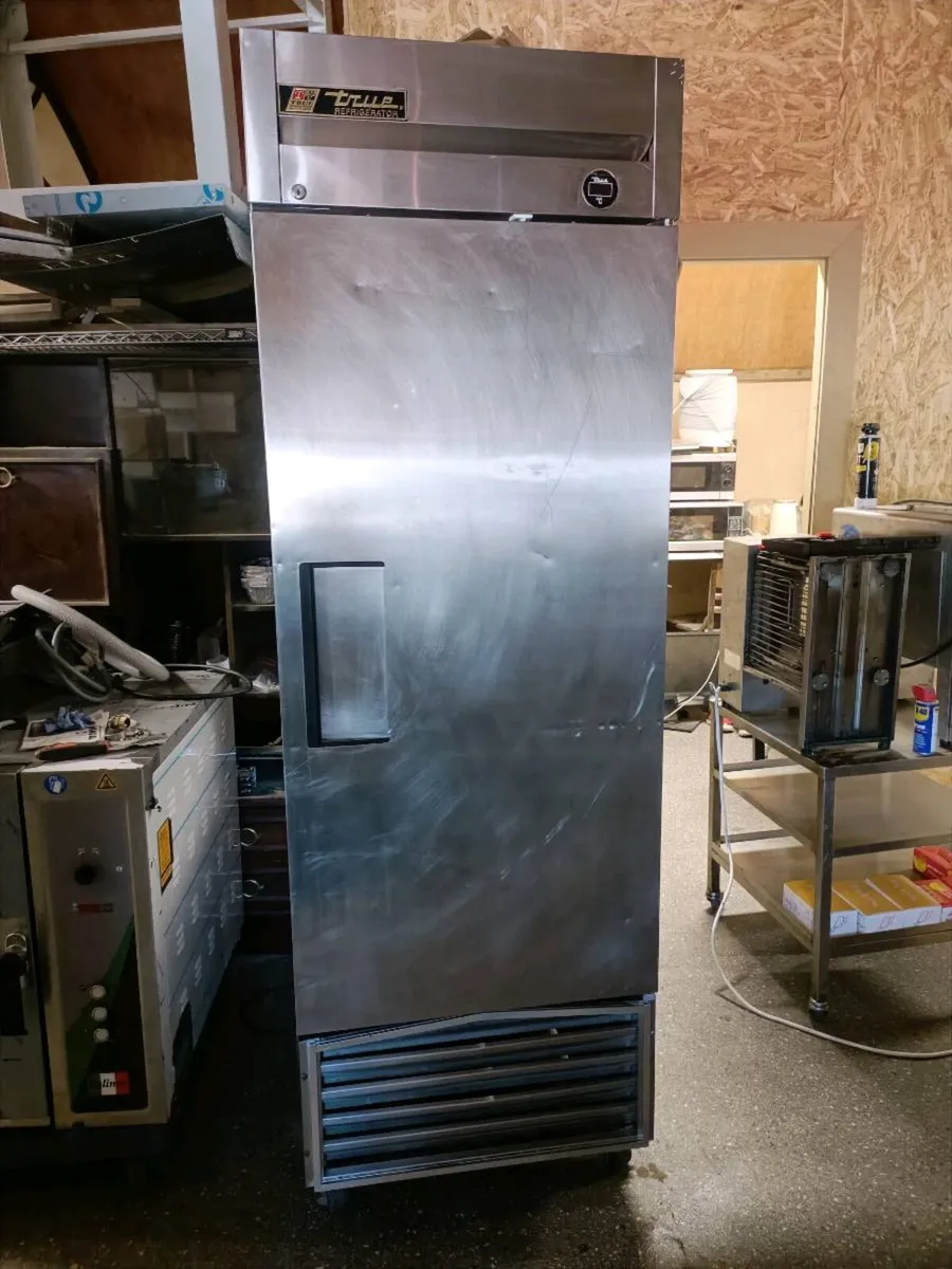 True American upright fridge - Image 1