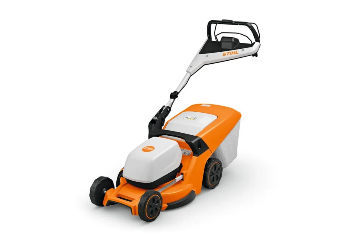 Stihl RMA 448.3 Cordless Lawnmower Kit - Image 2