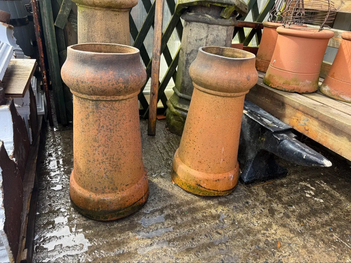 Pair of reclaimed Dublin chimney pots - Image 1