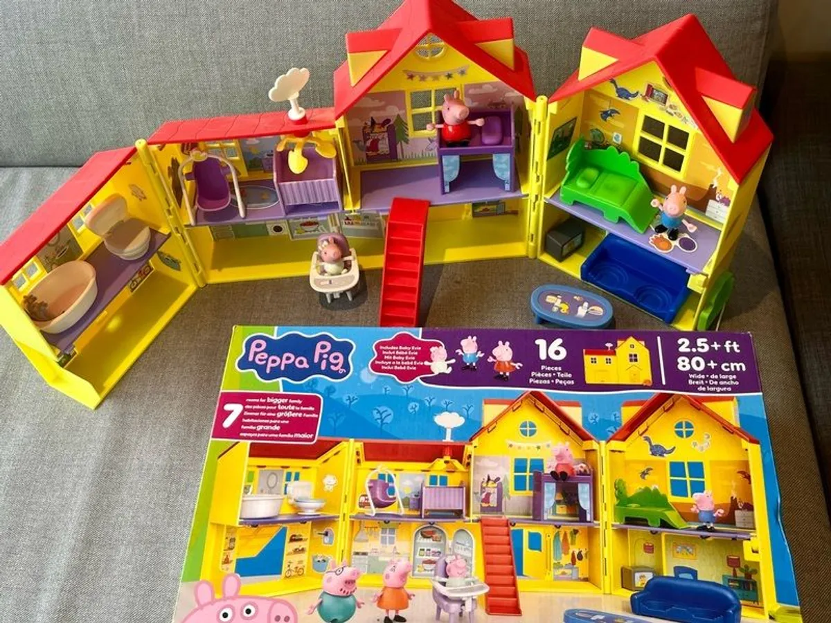 Peppa Pig's Big Family House Playset with Baby Evie like new - Image 1