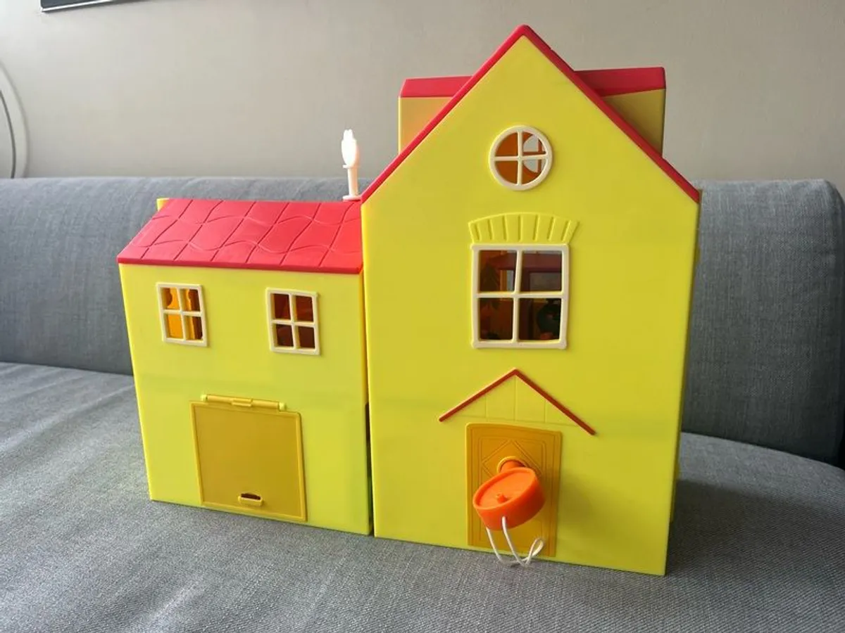 Peppa Pig's Big Family House Playset with Baby Evie like new - Image 2