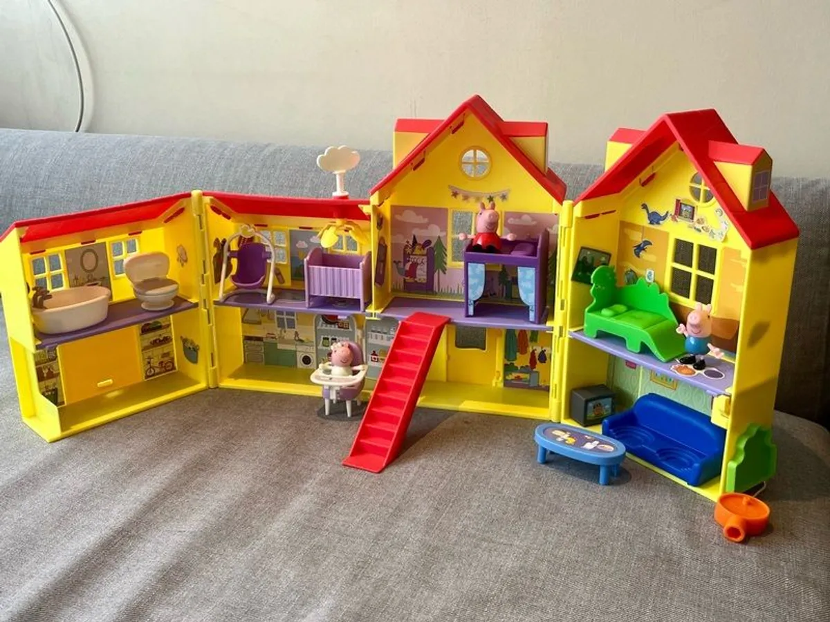 Peppa Pig's Big Family House Playset with Baby Evie like new - Image 3