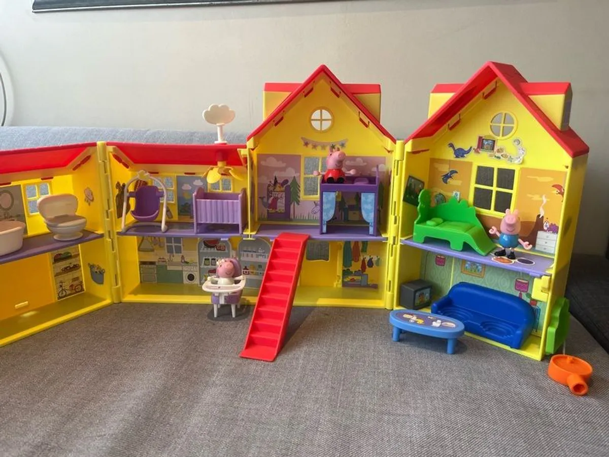 Peppa Pig's Big Family House Playset with Baby Evie like new - Image 4