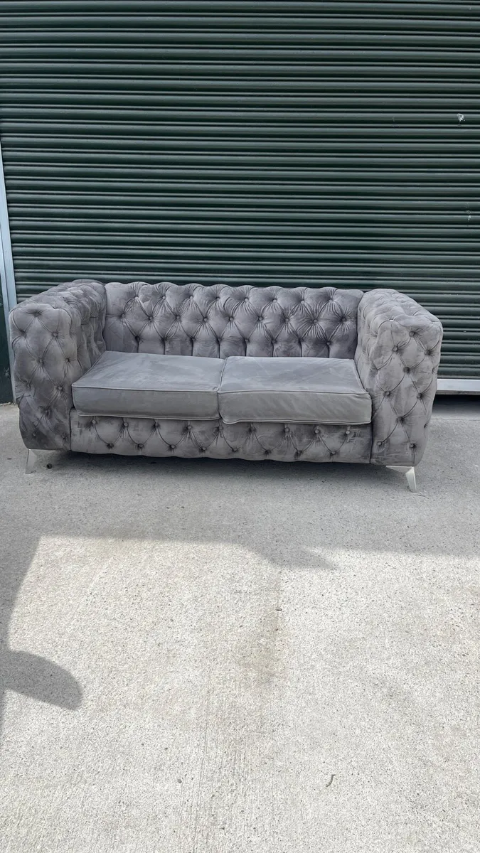 Beautiful chesterfield sofa - Image 4
