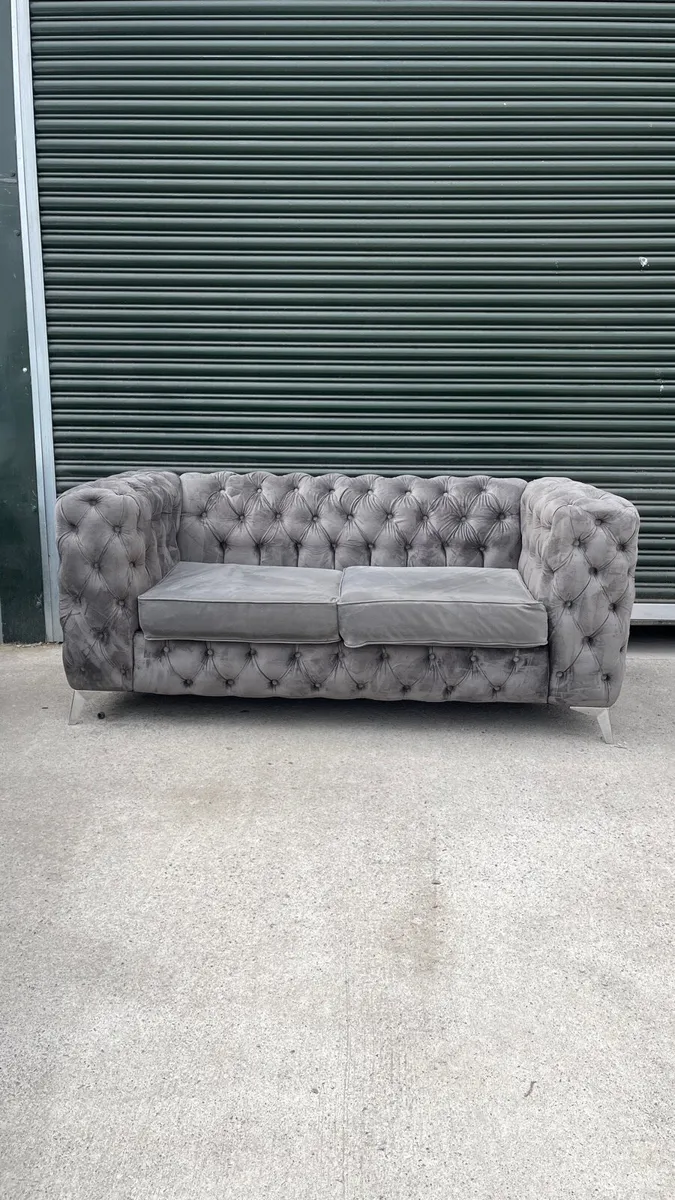 Beautiful chesterfield sofa - Image 2