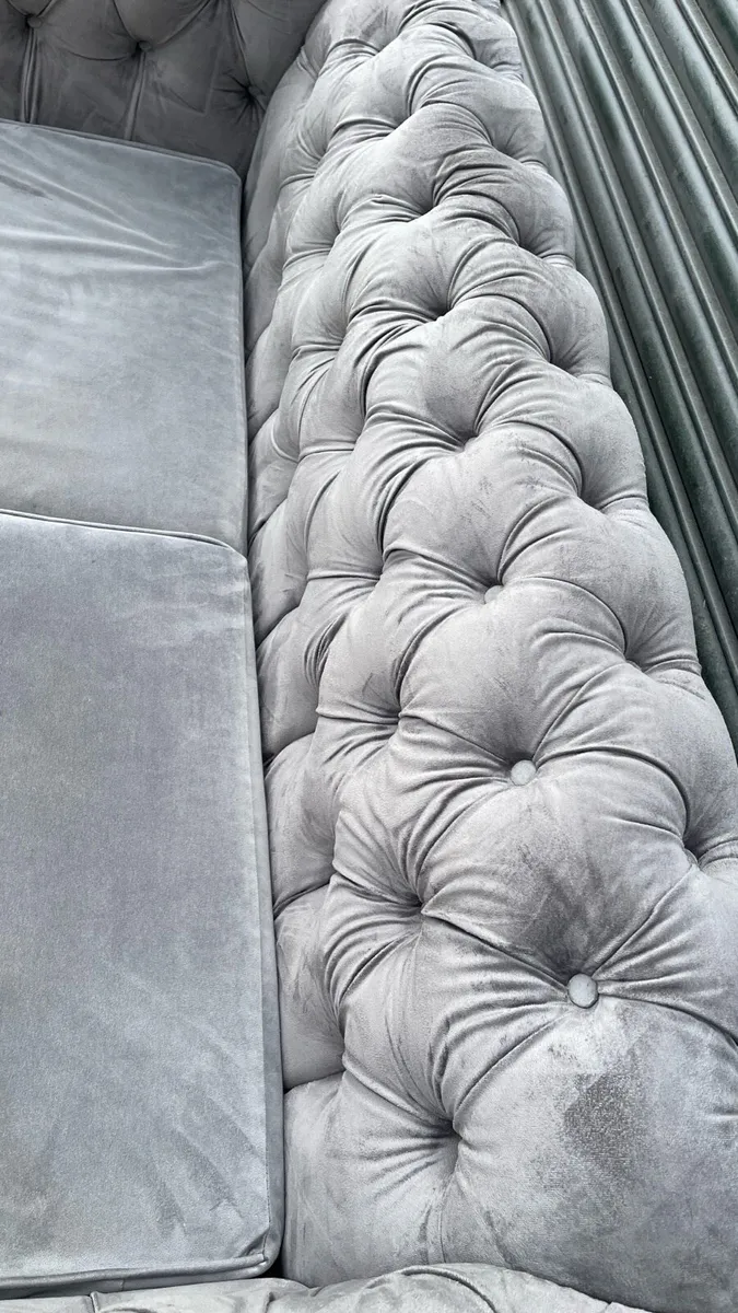 Beautiful chesterfield sofa - Image 3