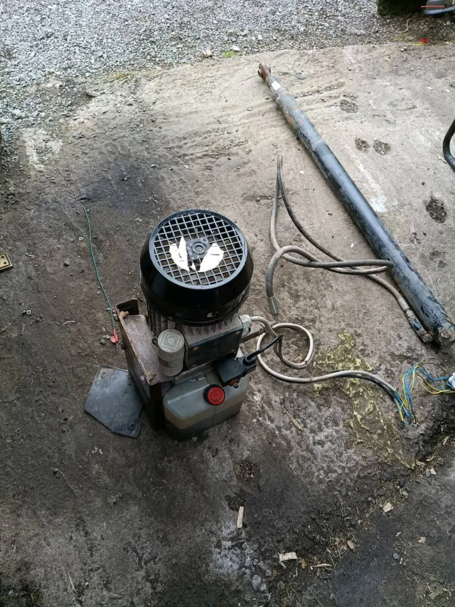 Hydraulic pump and Ram - Image 1