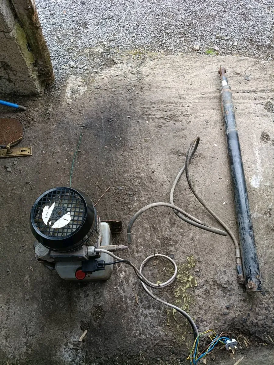 Hydraulic pump and Ram - Image 2