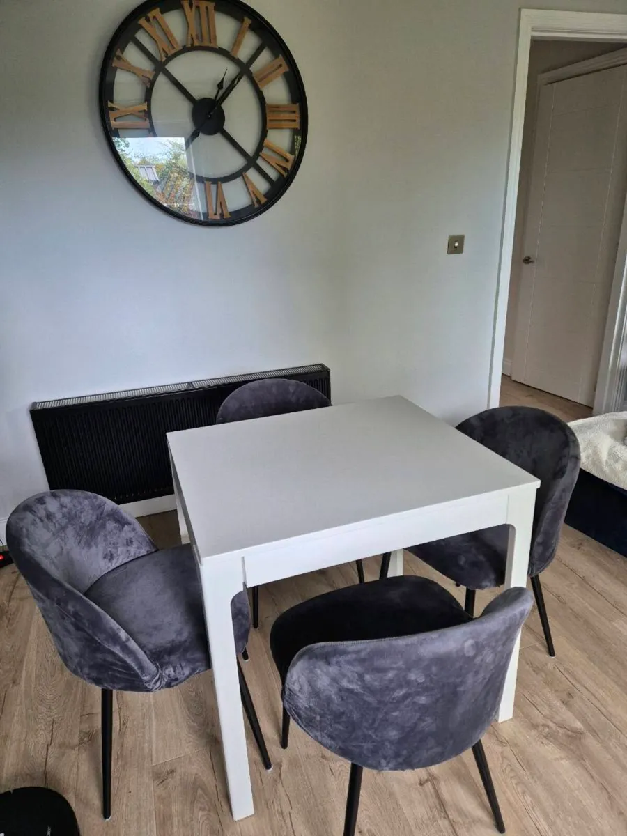 Dinning table - Image 1
