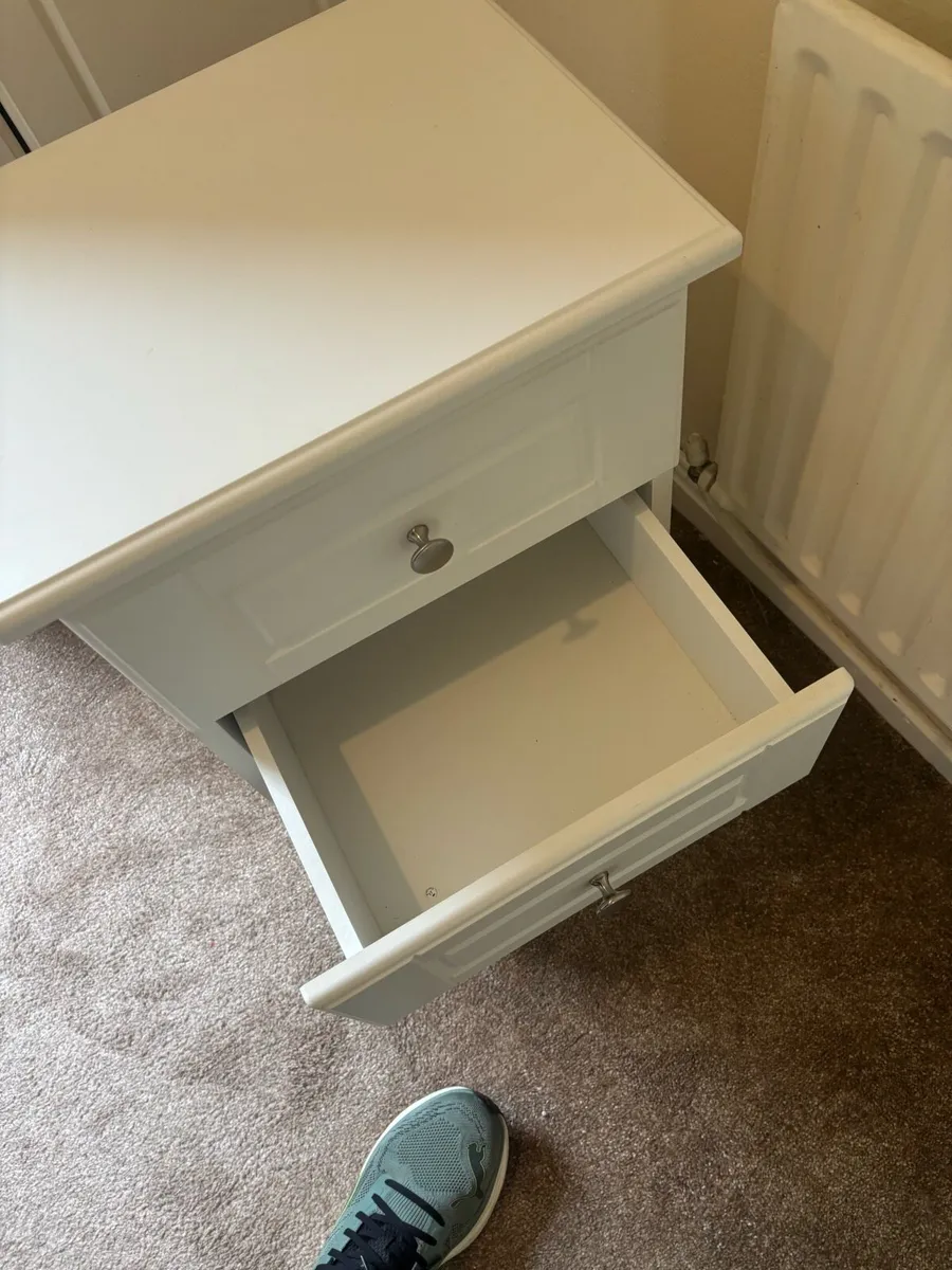 Set of drawers+ wardrobe+bedside locker - Image 3