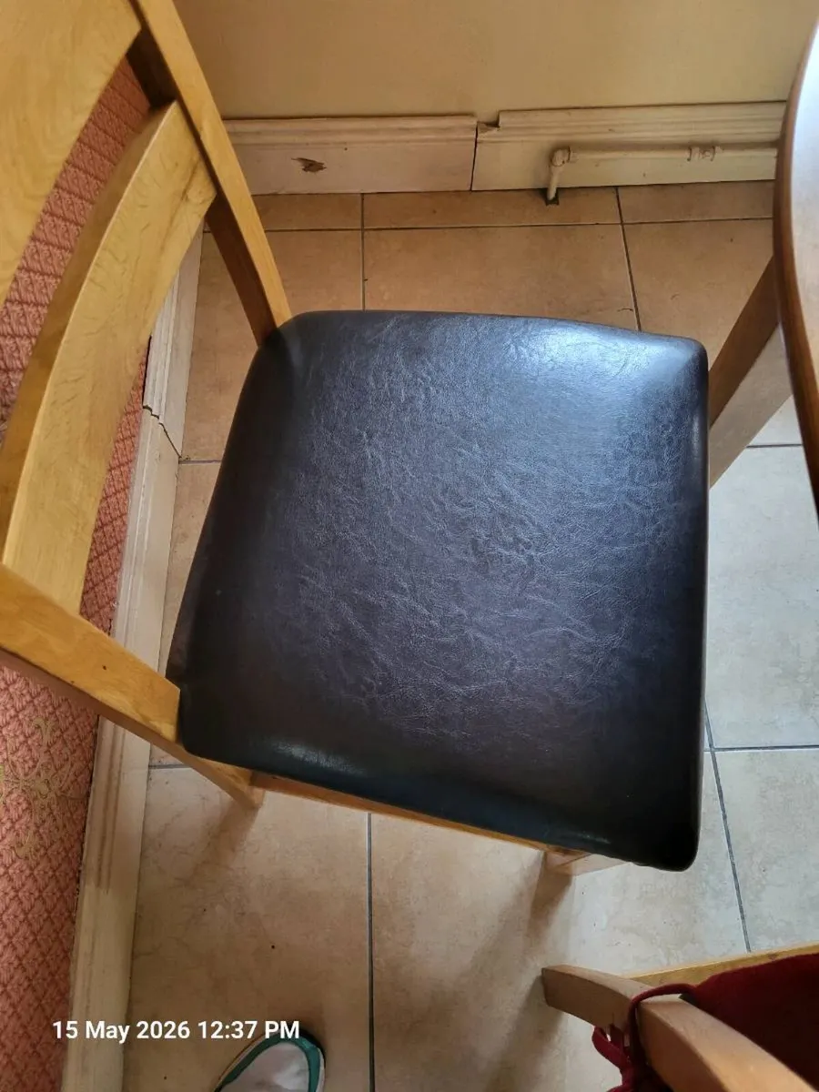 Solid oak kitchen table and chairs - Image 3