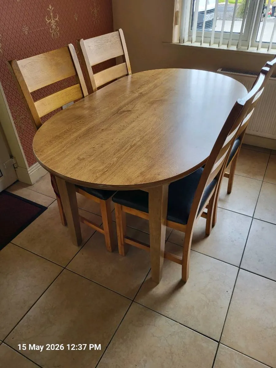 Solid oak kitchen table and chairs - Image 1