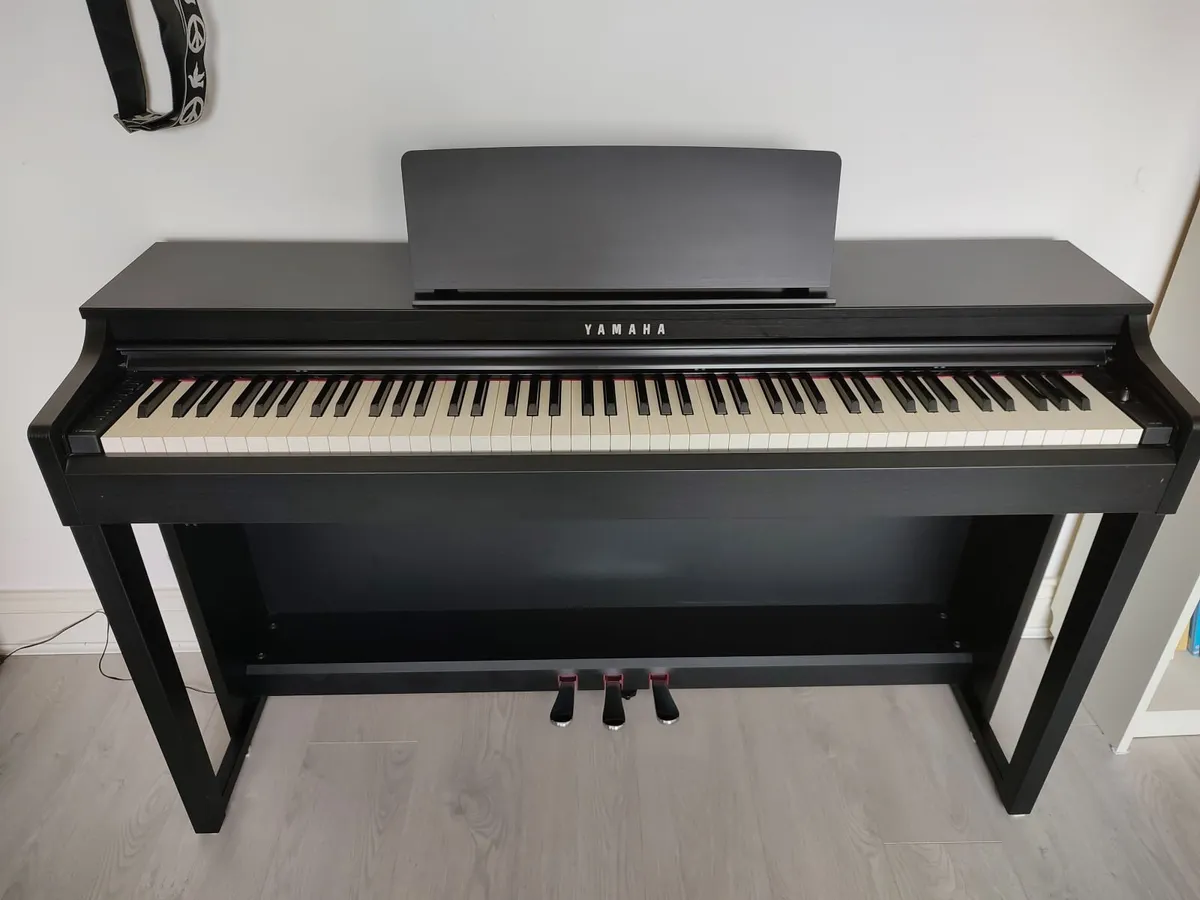 Yamaha Clavinova CLP-525 E-Piano - Image 1
