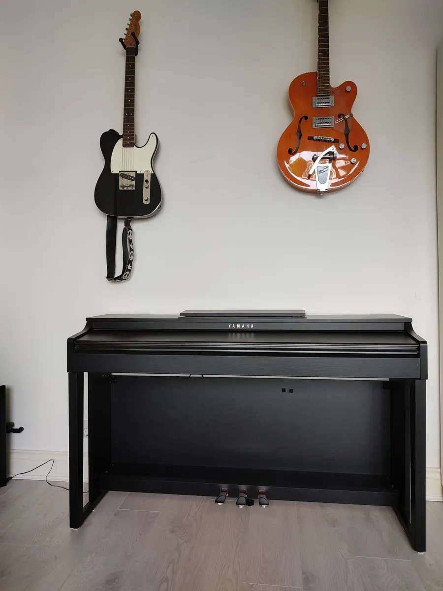 Yamaha Clavinova CLP-525 E-Piano - Image 2