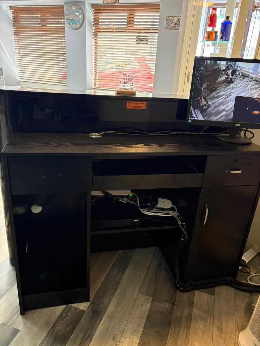 Business desk - Image 1