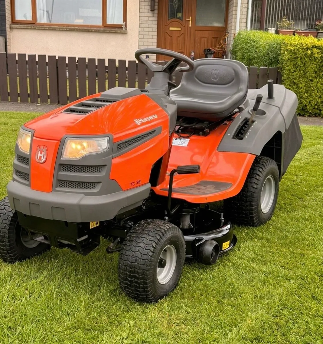 Husqvarna ride on lawnmower - Image 1