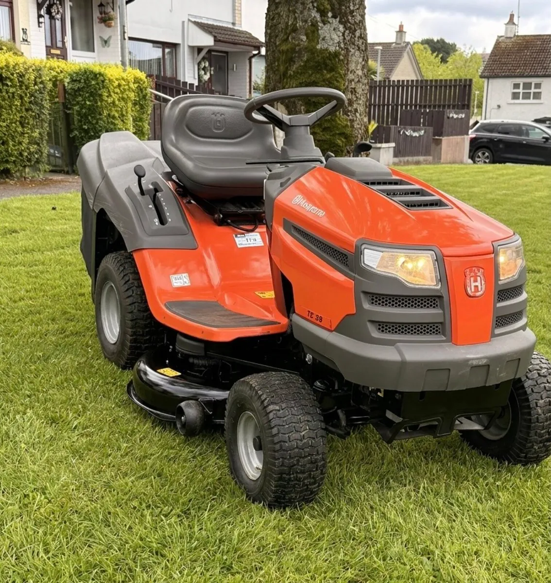 Husqvarna ride on lawnmower - Image 3