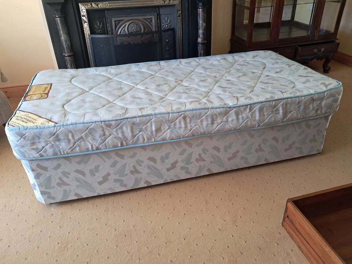 Single bed - Image 1