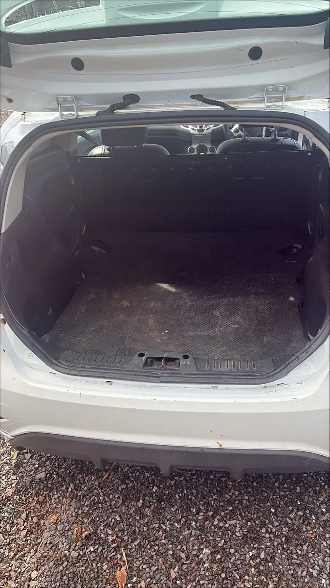 Ford Fiesta 2010 - Image 2