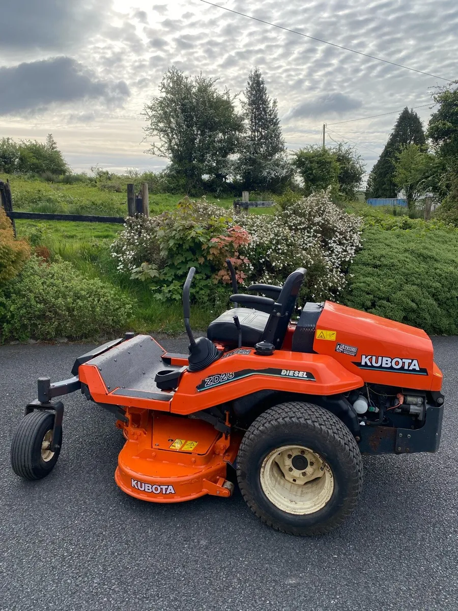 Kubota ZD28 zero turn lawnmower - Image 4