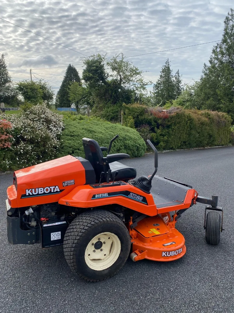 Kubota ZD28 zero turn lawnmower - Image 2