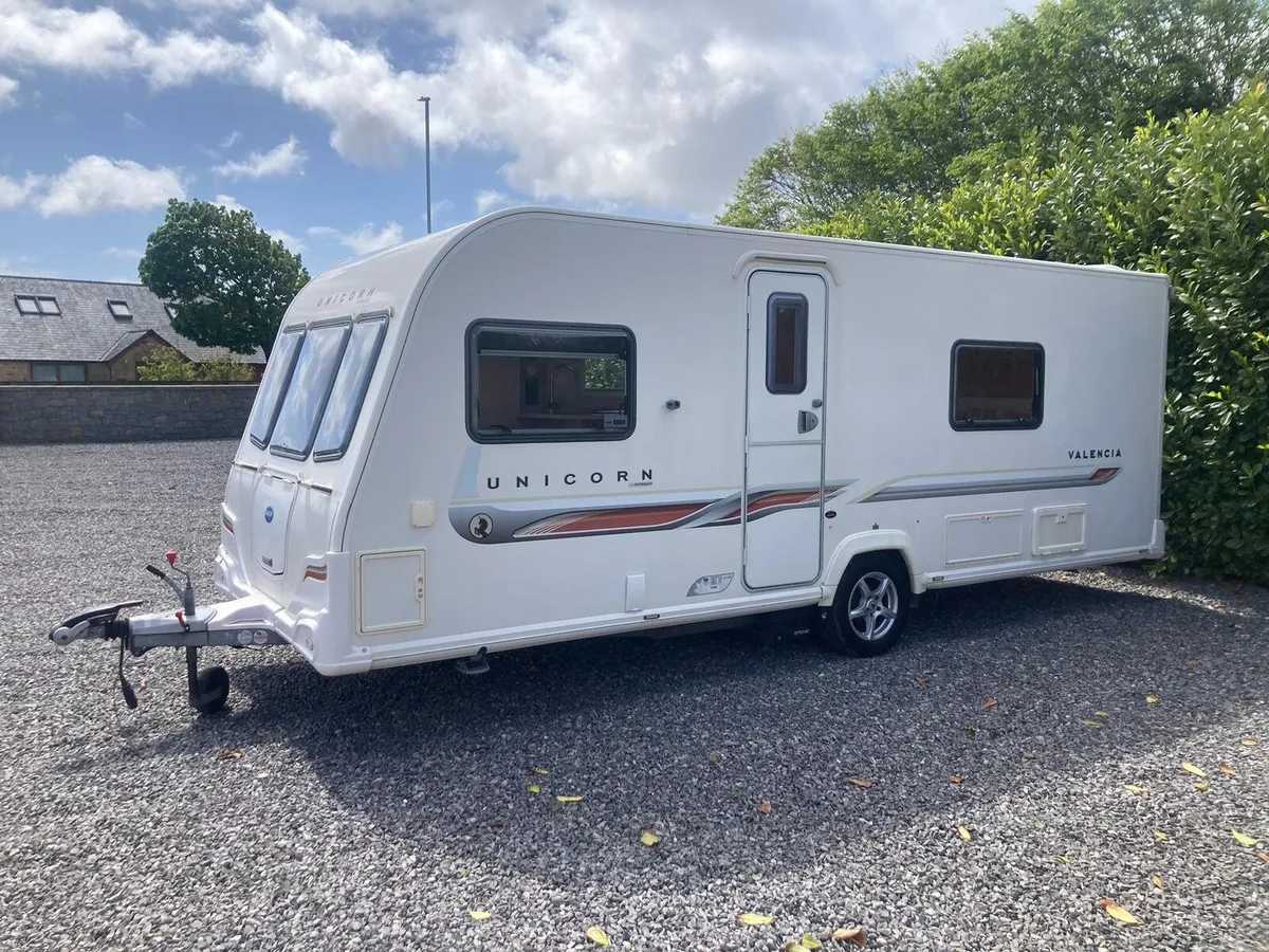 Bailey unicorn valencia fixed bed caravan - Image 3