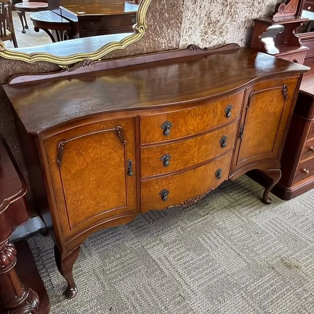 Beautiful walnut bow fronted serpentine Queen Anne