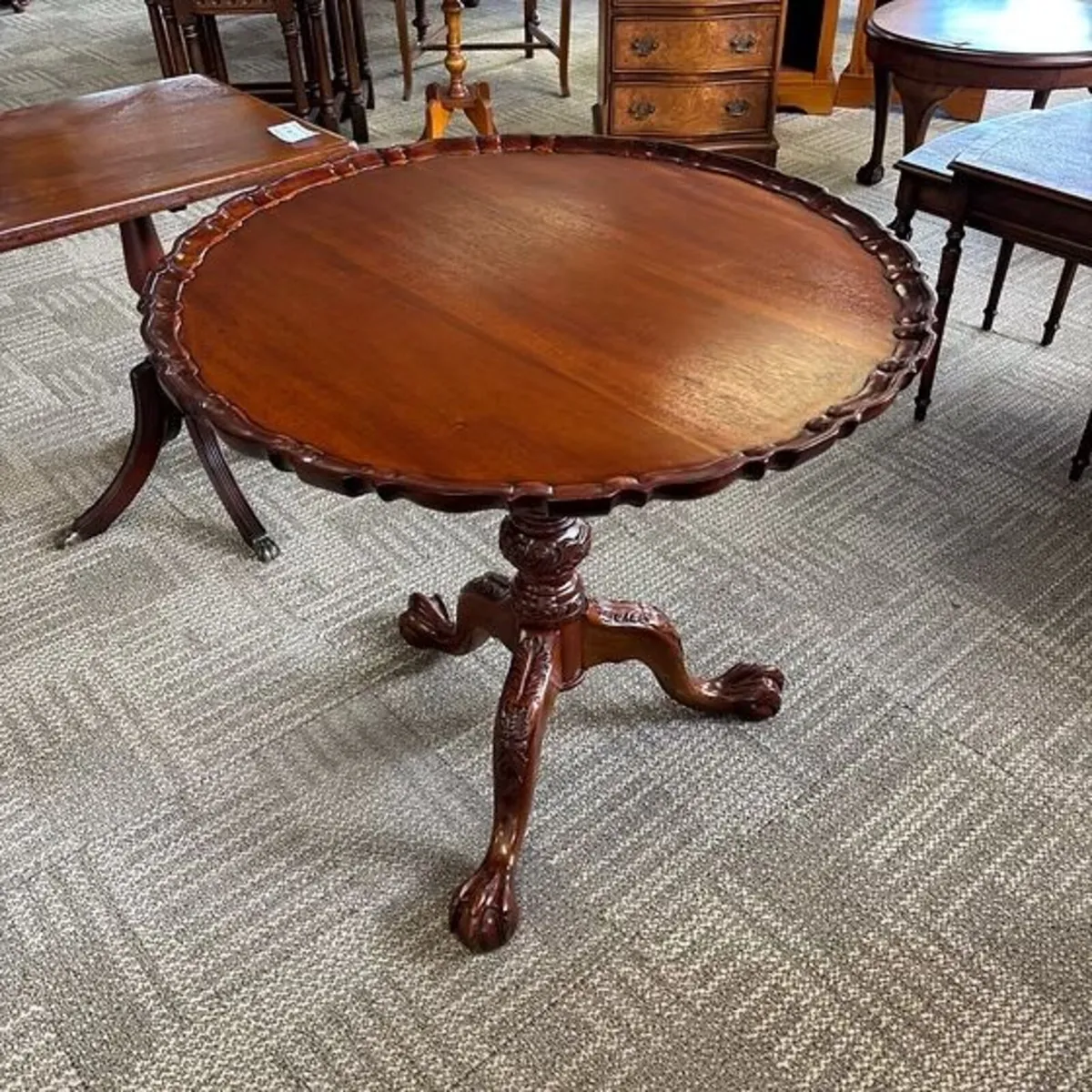 Beautiful mahogany Georgian shaped edge occasional