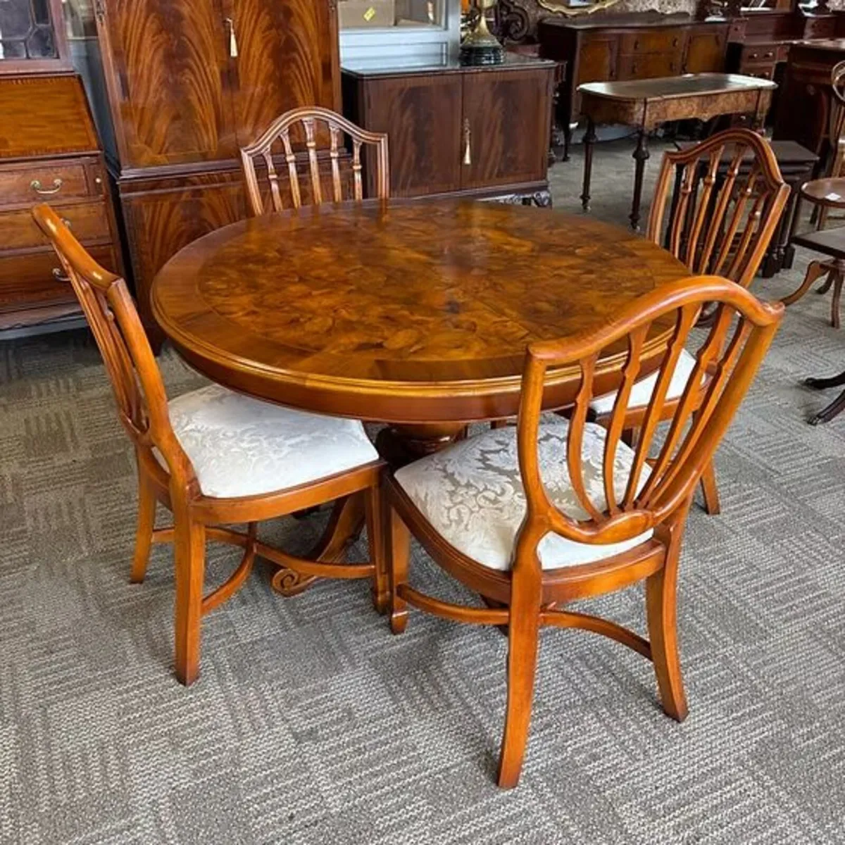 Fabulous walnut extendable dining table & 6 chairs