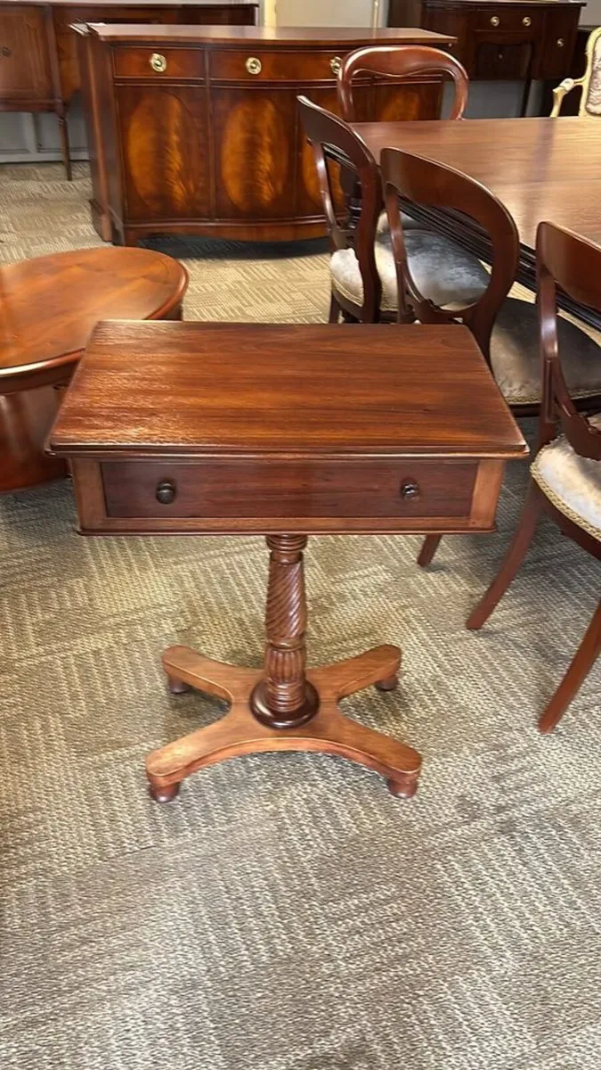 Fabulous Victorian mahogany pedestal occasional ta