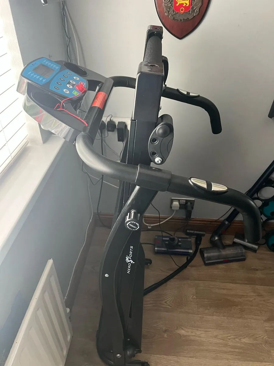 Fold up treadmill - Image 1